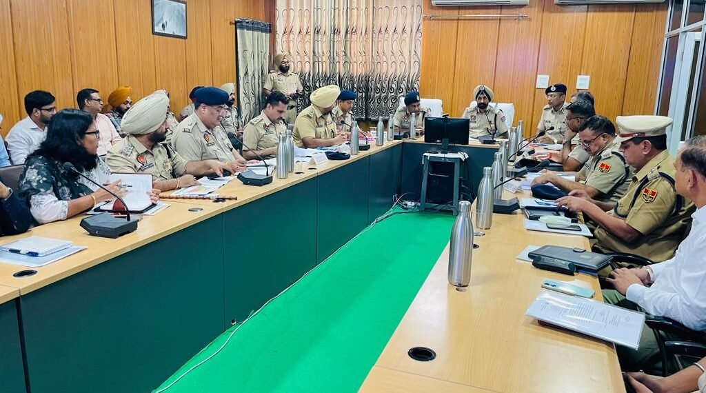 चुनाव से पहले पंजाब पुलिस के अधिकारियों के साथ आईजी ओम प्रकाश ने की चर्चा