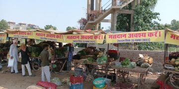 सब्जी की 160 दुकानों पर लगाए मतदाता जागरूकता बैनर