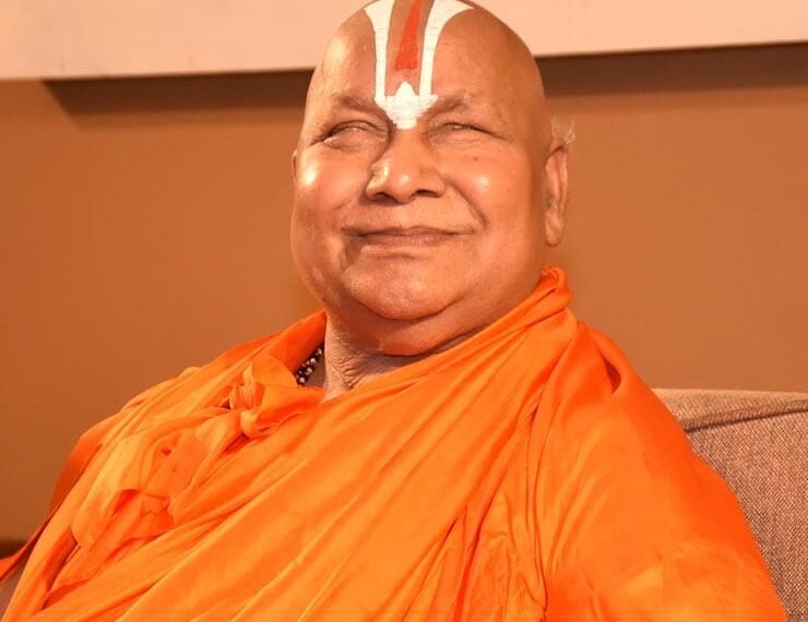 धर्म: जगद्गुरु रामभद्राचार्य महाराज देर रात पहुंचे बीकानेर, हुआ पुष्पवर्षा से स्वागत.. देखें VIDEO