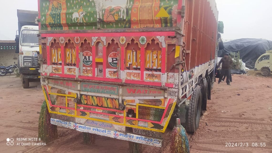 Accident: स्कूली बच्चों से भरी वैन को ट्रक ने मारी टक्कर, टल गया बड़ा हादसा