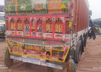 Accident: स्कूली बच्चों से भरी वैन को ट्रक ने मारी टक्कर, टल गया बड़ा हादसा