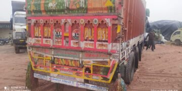 Accident: स्कूली बच्चों से भरी वैन को ट्रक ने मारी टक्कर, टल गया बड़ा हादसा