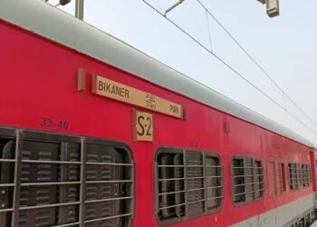 यात्रीभार के चलते रेलवे ने कई ट्रेनों में बढ़ाए कोच