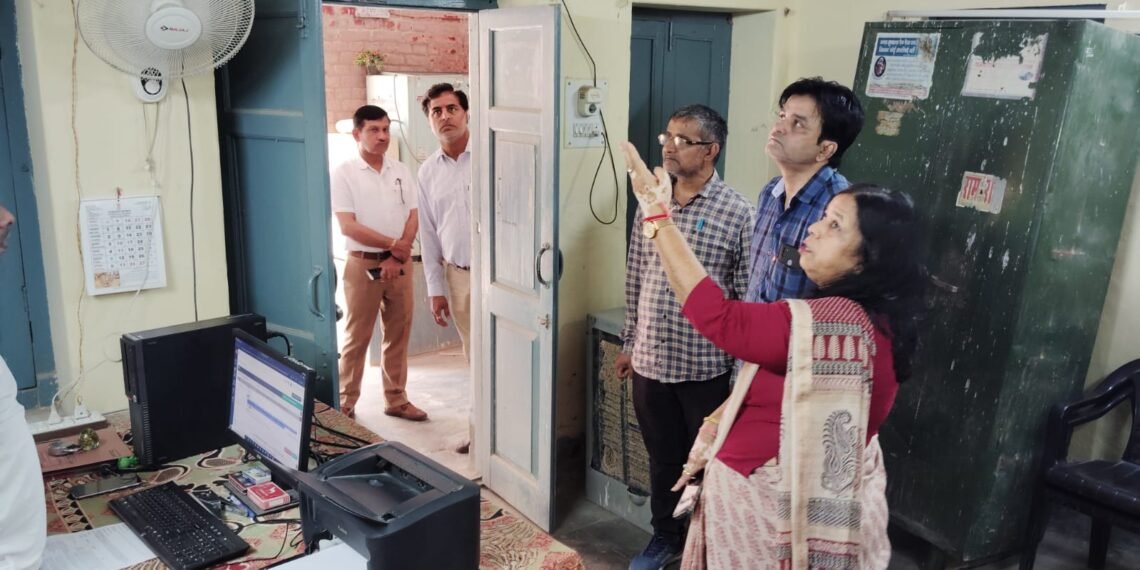 एक्शन में DC वंदना सिंघवी, स्वास्थ्य भवन का निरीक्षण, 9 कर्मचारियों को नोटिस