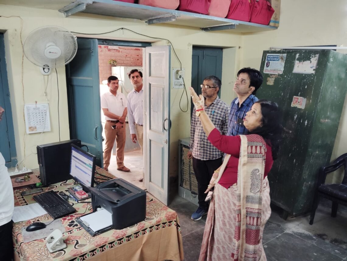 एक्शन में DC वंदना सिंघवी, स्वास्थ्य भवन का निरीक्षण, 9 कर्मचारियों को नोटिस