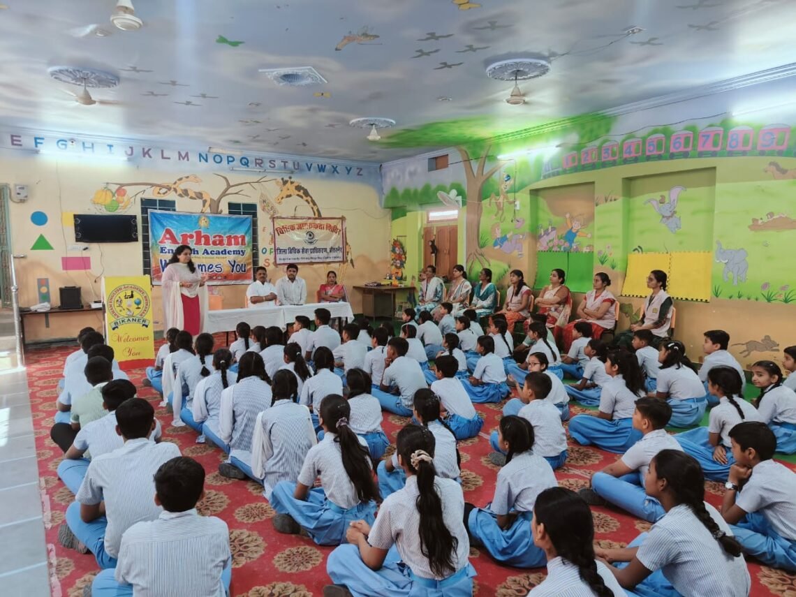 विद्यार्थी रहे निडर – रेना शर्मा  अर्हम इंग्लिश अकैडमी में विधि दिवस के अवसर पर आयोजित कार्यक्रम