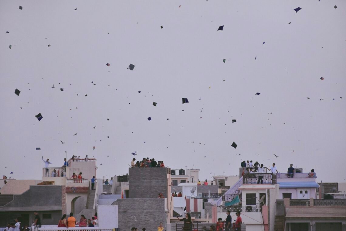 सुबह 6 से 8 बजे और शाम 5 से 7 बजे तक पतंगबाज़ी पर रोक,दर्ज हो सकती है FIR