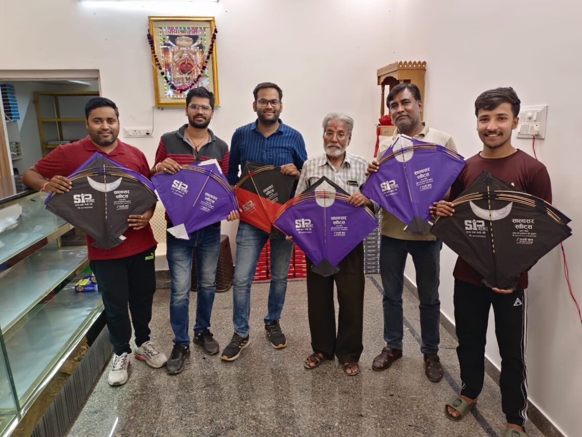 पहले दिन ही निः शुल्क पतंग वितरण को लेकर दिखा उत्साह