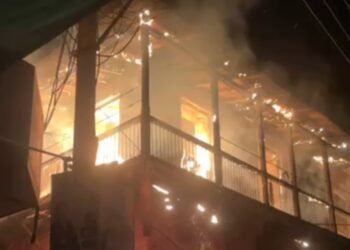 देर रात बड़ा बाजार में लगी आग देखे वीडियो