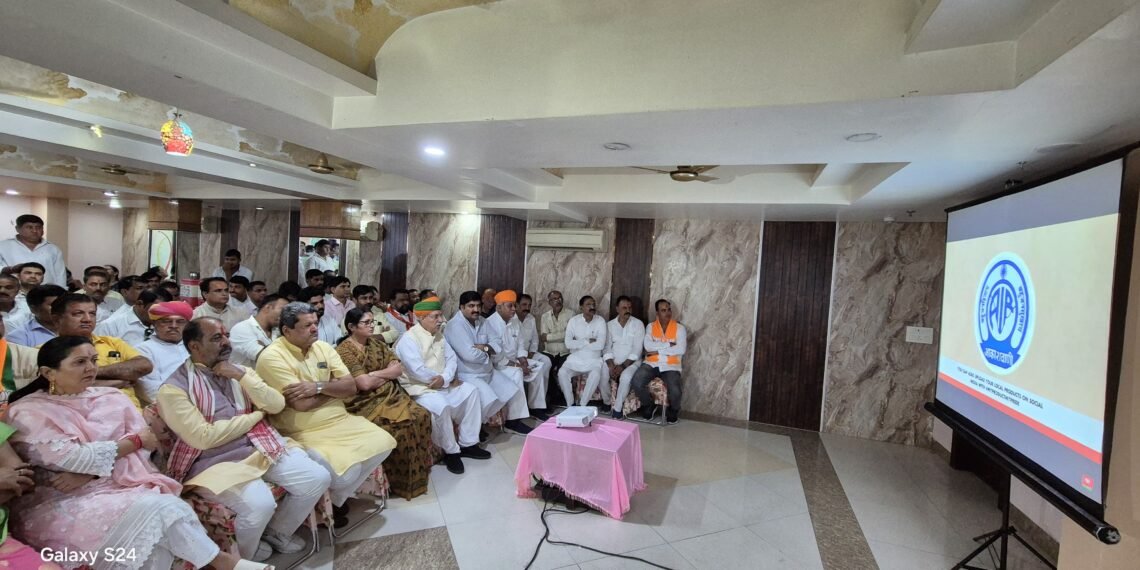 केंद्रीय मंत्री अन्नपूर्णा देवी अर्जुन राम मेघवाल के साथ भाजपा नेताओं ने ‘मन की बात’ कार्यक्रम को सुना