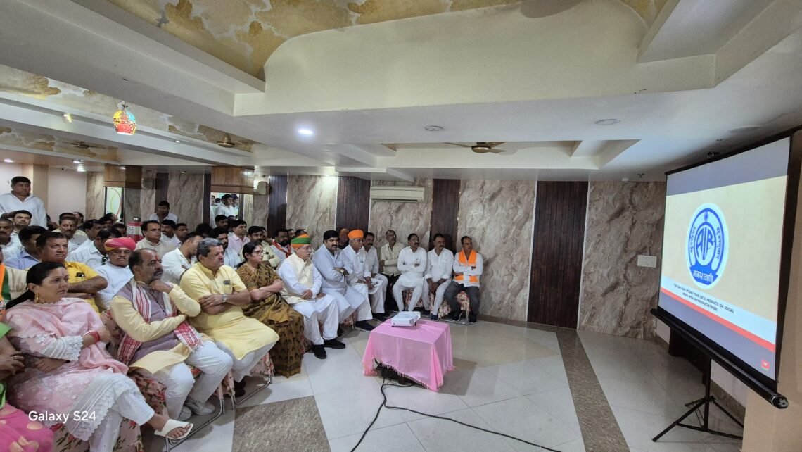 केंद्रीय मंत्री अन्नपूर्णा देवी अर्जुन राम मेघवाल के साथ भाजपा नेताओं ने ‘मन की बात’ कार्यक्रम को सुना