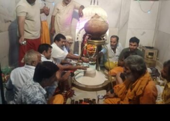 काशी विश्वनाथ मे चावल से रुद्राभिषेक