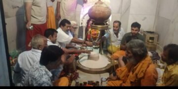 काशी विश्वनाथ मे चावल से रुद्राभिषेक