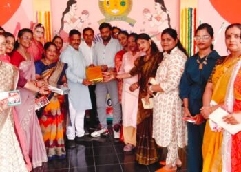 शिक्षक जगत को आलोकित करता है