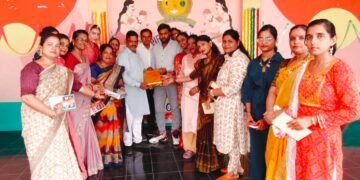 शिक्षक जगत को आलोकित करता है