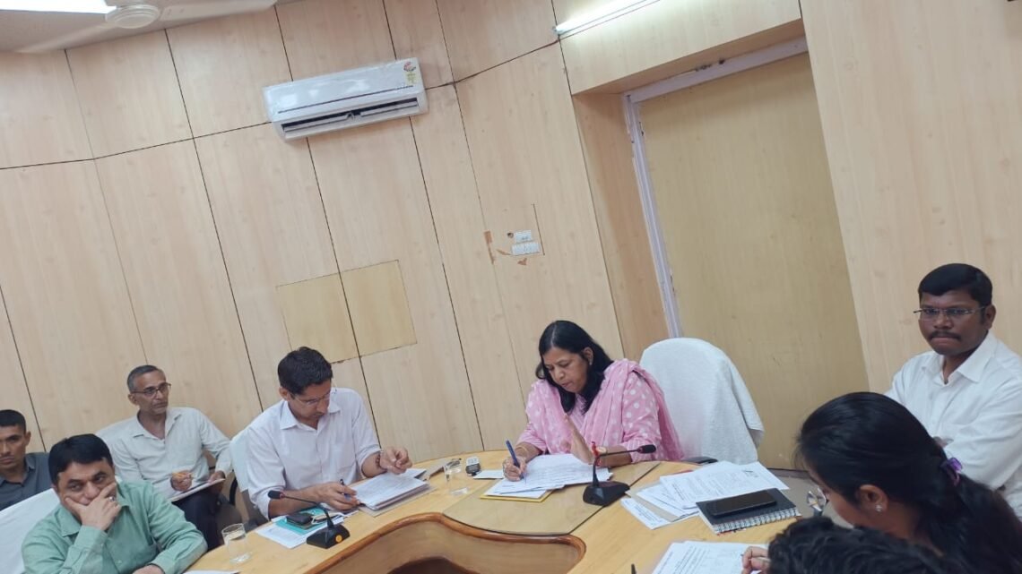 क्षतिग्रस्त सड़कों की मरम्मत का काम 3 दिन में प्रारंभ करें- संभागीय आयुक्त