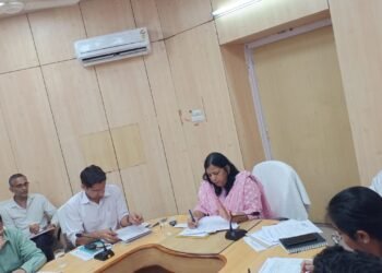 क्षतिग्रस्त सड़कों की मरम्मत का काम 3 दिन में प्रारंभ करें- संभागीय आयुक्त