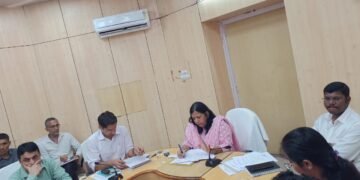 क्षतिग्रस्त सड़कों की मरम्मत का काम 3 दिन में प्रारंभ करें- संभागीय आयुक्त