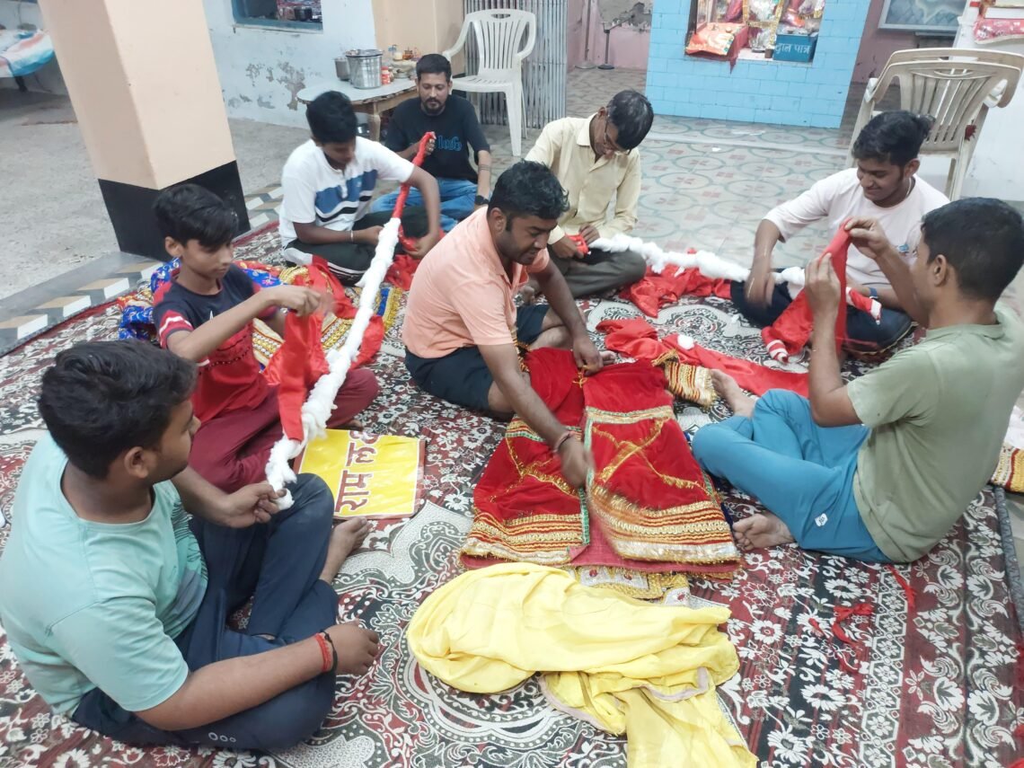 आकार ले रहा दशानन परिवार, भव्य हो रही तैयारियां