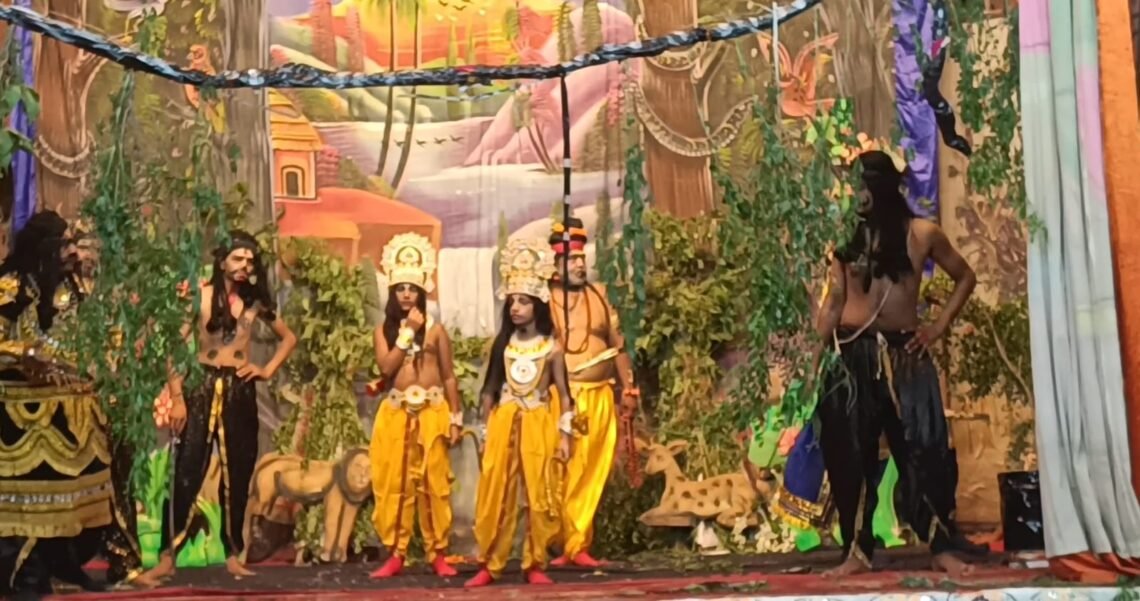 धर्म: मोबाइल और टीवी के क्रेज से बाहर निकलकर सजीव पात्रों के रामलीला मंचन में पहुंच रहे दर्शक