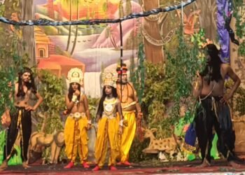 धर्म: मोबाइल और टीवी के क्रेज से बाहर निकलकर सजीव पात्रों के रामलीला मंचन में पहुंच रहे दर्शक