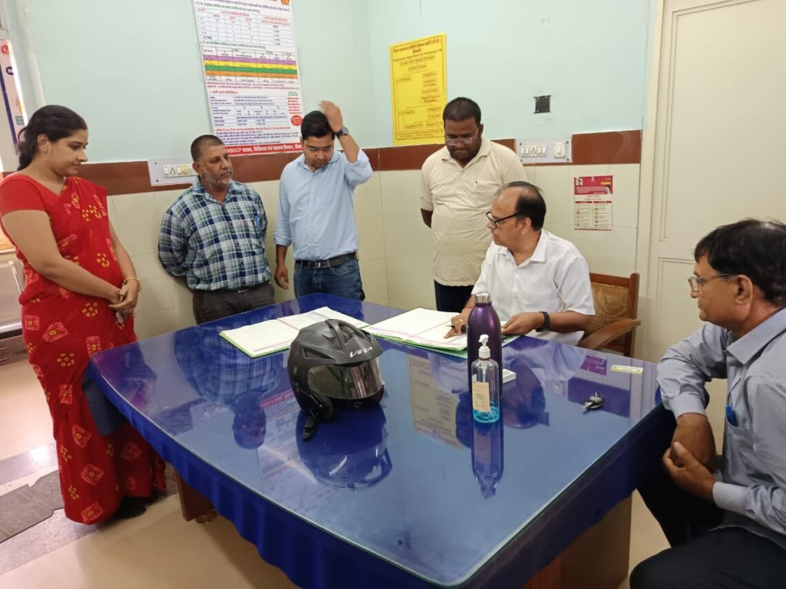 सीएमएचओ डॉ गुप्ता ने किया यूपीएचसी मुरलीधर व्यास नगर तथा उप जिला अस्पताल कोलायत का औचक निरीक्षण