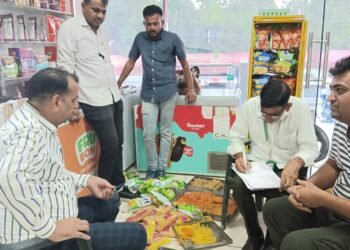 त्योंहार पर मिठाई खरीदने से पहले रखें सावधानी… केवल स्वास्थ्य विभाग के भरोसे ना रहें…