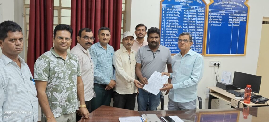 शिक्षकों की 11 सूत्रीय मांगों को लेकर अतिरिक्त निदेशक को सौंपा ज्ञापन