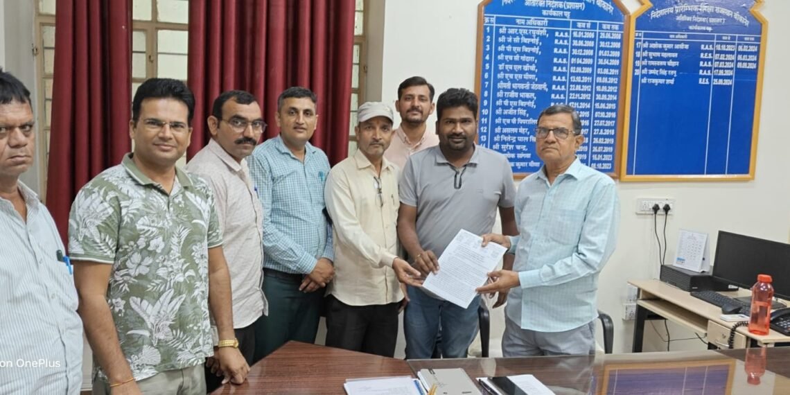 शिक्षकों की 11 सूत्रीय मांगों को लेकर अतिरिक्त निदेशक को सौंपा ज्ञापन