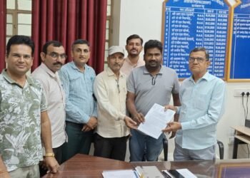 शिक्षकों की 11 सूत्रीय मांगों को लेकर अतिरिक्त निदेशक को सौंपा ज्ञापन