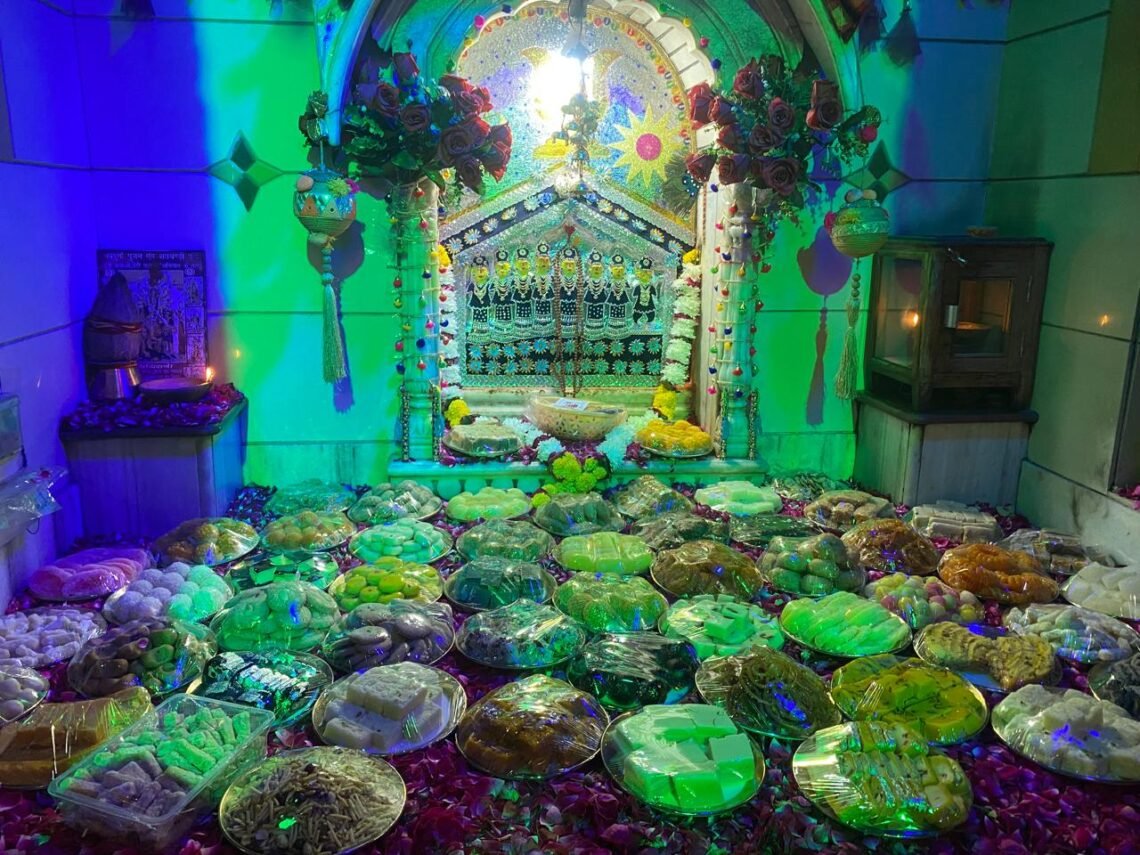 जोगमाया माता जी मन्दिर में नौवें दिन भव्य श्रृंगार के दर्शन में उमड़े भक्त, दिखे भक्ति में लीन