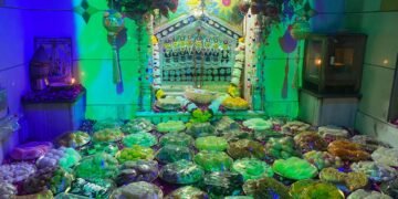 जोगमाया माता जी मन्दिर में नौवें दिन भव्य श्रृंगार के दर्शन में उमड़े भक्त, दिखे भक्ति में लीन