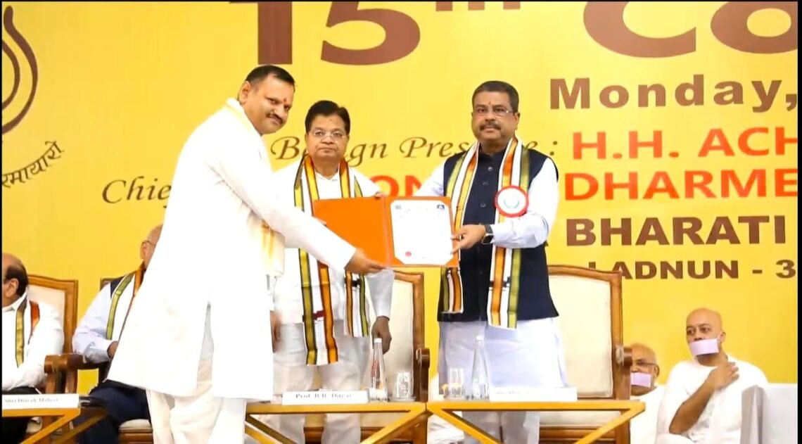 संस्कृत मनीषी डॉ हेमंत कृष्ण अब विद्या वाचस्पति, केंद्रीय मंत्री धर्मेंद्र प्रधान के हाथों मिली डिग्री