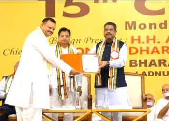 संस्कृत मनीषी डॉ हेमंत कृष्ण अब विद्या वाचस्पति, केंद्रीय मंत्री धर्मेंद्र प्रधान के हाथों मिली डिग्री