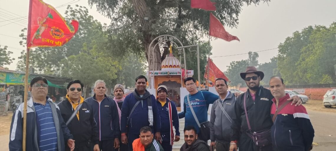 आस्था: कड़ाके की ठंड में 27वीं फेरी के लिए बाबे के जयकारे के साथ रवाना हुए श्रद्धालु
