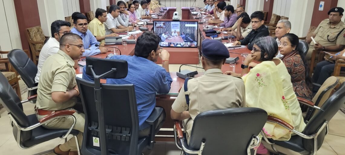 संभागीय आयुक्त, महानिरीक्षक पुलिस, जिला कलेक्टर और पुलिस अधीक्षक ने ली बैठक, दिए आवश्यक निर्देश