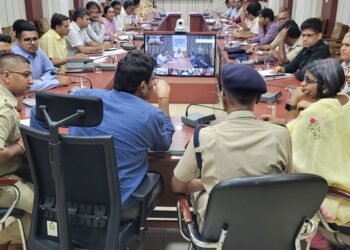 संभागीय आयुक्त, महानिरीक्षक पुलिस, जिला कलेक्टर और पुलिस अधीक्षक ने ली बैठक, दिए आवश्यक निर्देश