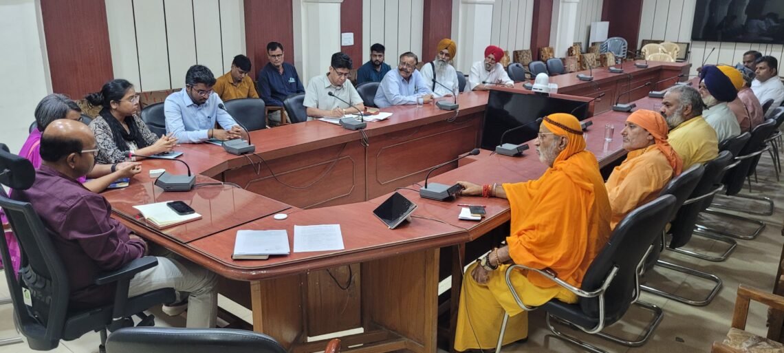 धर्मगुरुओं की भूमिका महत्वपूर्ण, अनुयायियों को करें सरकार की गाइडलाइन की पालना के लिए प्रेरित* *प्रभारी सचिव श्री कृष्ण कुणाल ने ली बैठक