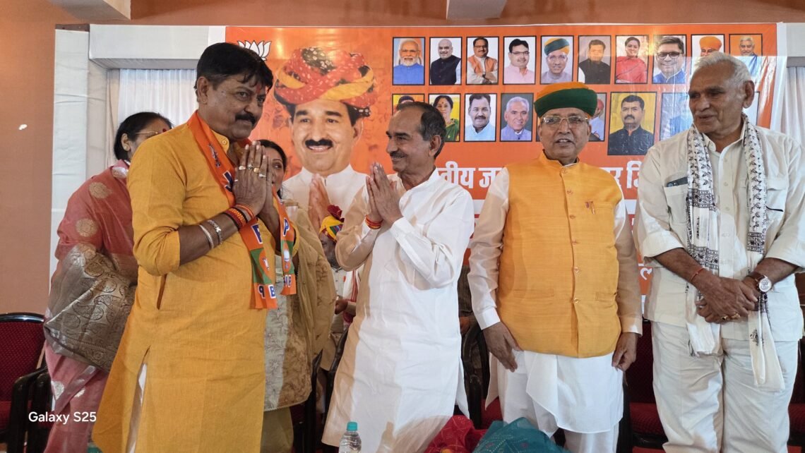 कर्मचारी नेता रमेश तिवाड़ी बने भाजपाई, राठौड़ और मेघवाल ने दिलाई सदस्यता
