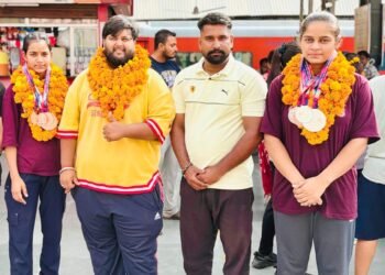 पदक जीतकर लौटे तो शहरवासियों ने पलक पांवड़े बिछाकर किया स्वागत