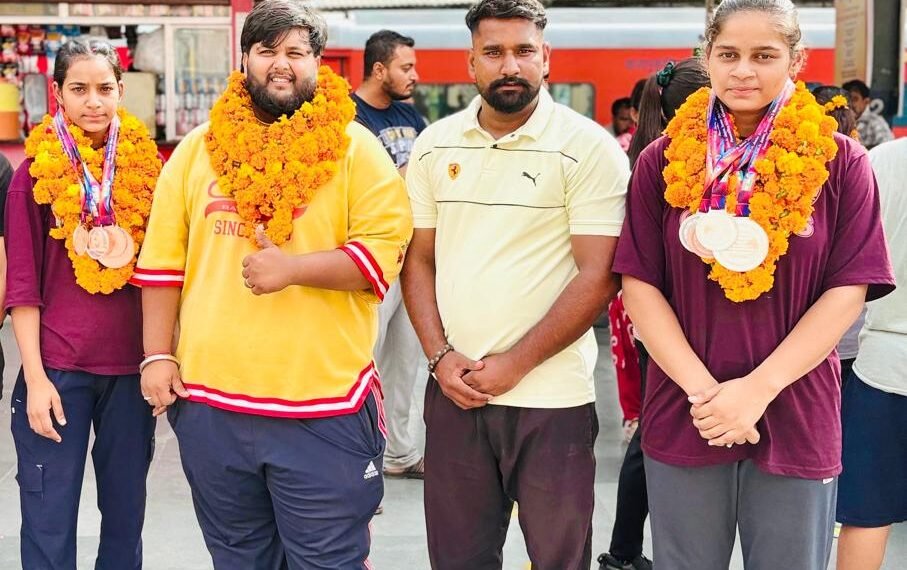 पदक जीतकर लौटे तो शहरवासियों ने पलक पांवड़े बिछाकर किया स्वागत