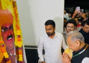 पूर्व मुख्यमंत्री अशोक गहलोत ने दिवंगत कांग्रेसी नेता गुलाब गहलोत के निवास पर पहुंचकर जताई संवेदना