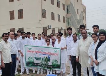 एक पौधा माँ के नाम अभियान के तहत 100 पौधे रोपे गए