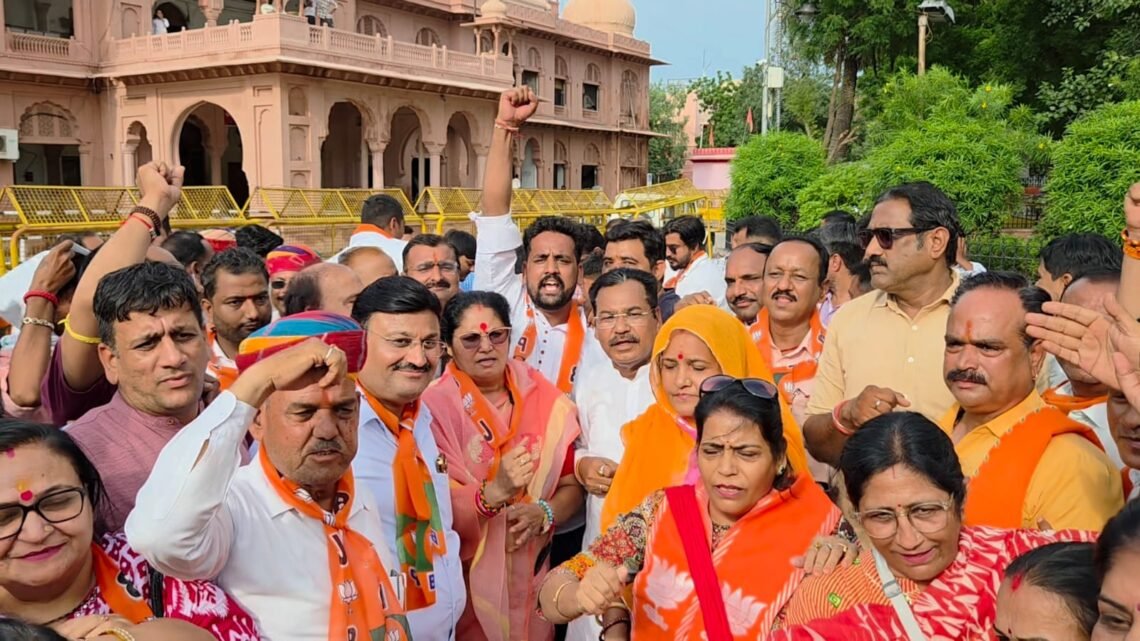 बीकानेर में भाजपा कार्यकर्ताओं ने राहुल गांधी का पुतला फूंका, राहुल गांधी मुर्दाबाद के लगाए नारे, पीएम की मां पर टिप्पणी का विरोध