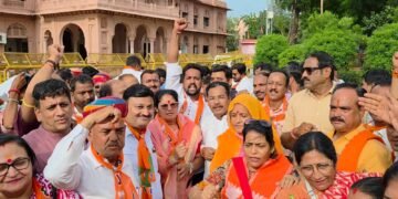 बीकानेर में भाजपा कार्यकर्ताओं ने राहुल गांधी का पुतला फूंका, राहुल गांधी मुर्दाबाद के लगाए नारे, पीएम की मां पर टिप्पणी का विरोध