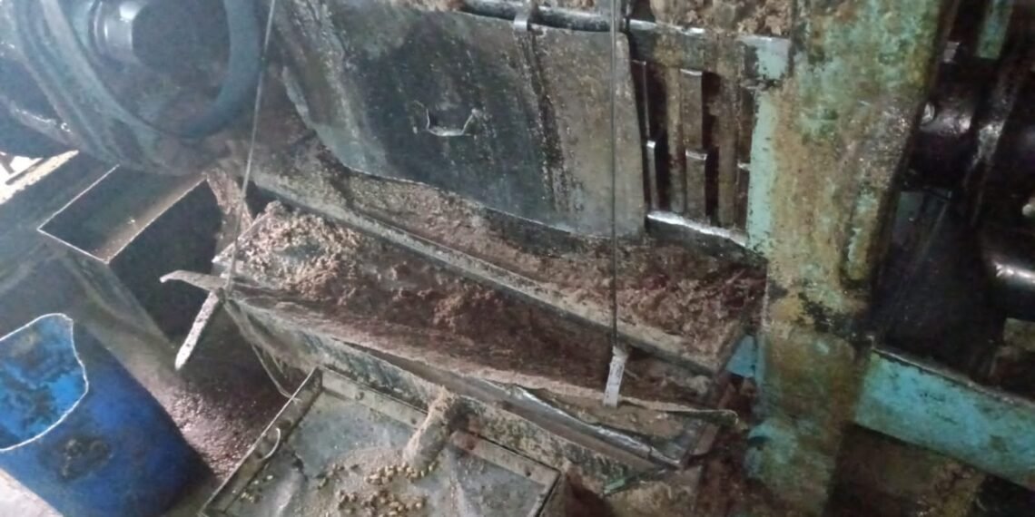 स्वास्थ्य के साथ खिलवाड़: जो तेल आप खा रहे वो कैसे बन रहा, देखिए तस्वीरें….