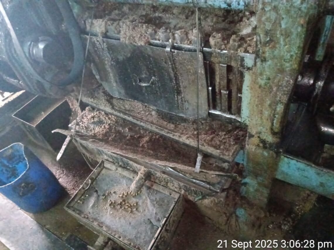 स्वास्थ्य के साथ खिलवाड़: जो तेल आप खा रहे वो कैसे बन रहा, देखिए तस्वीरें….