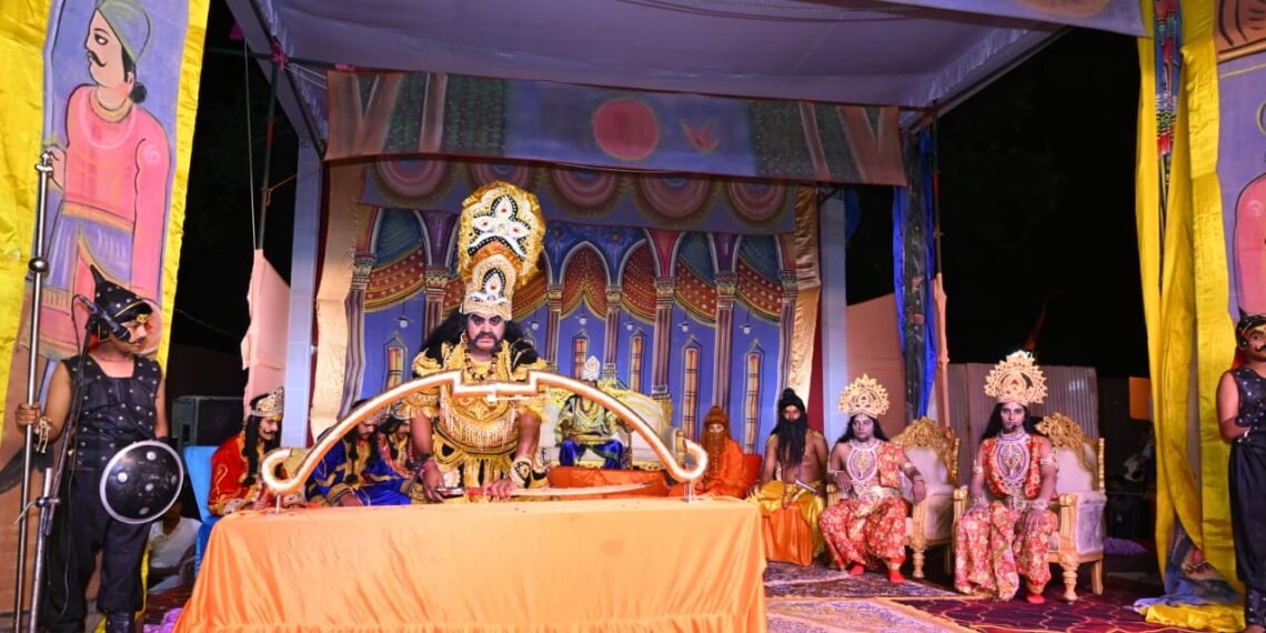 लक्ष्मीनाथ मंदिर परिसर रामलीला में सीता स्वयंवर का मंचन