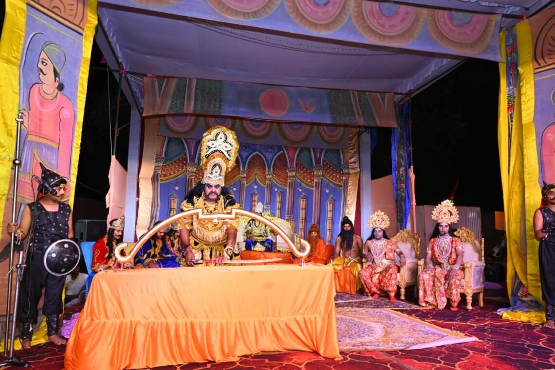 लक्ष्मीनाथ मंदिर परिसर रामलीला में सीता स्वयंवर का मंचन