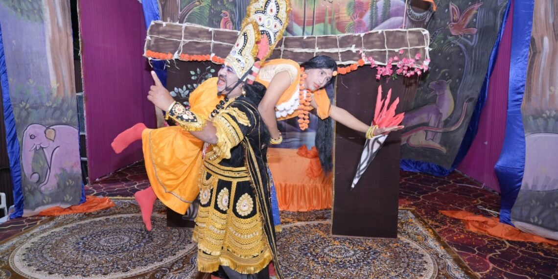 रामलीला में सीता हरण का मंचन: कलाकारों ने दी शानदार प्रस्तुति, दर्शक हुए भावविभोर